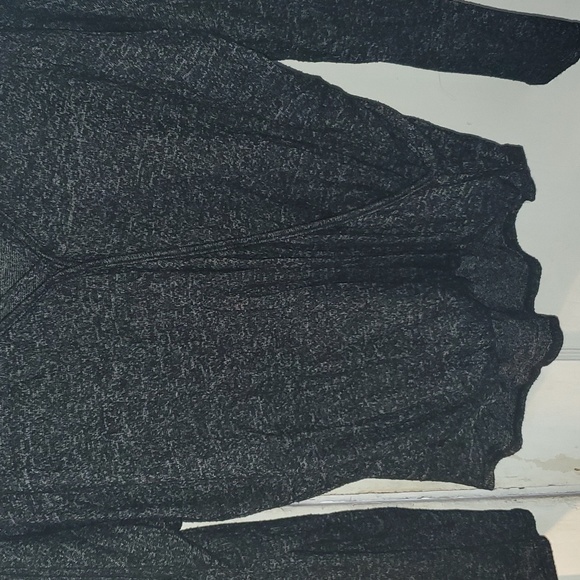 Beautiful soft sweater Size Medium - Picture 3 of 5